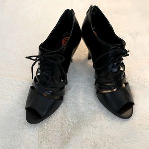 Tahari peep toe pumps